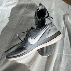 Mens 7.5 Gray Shoe
